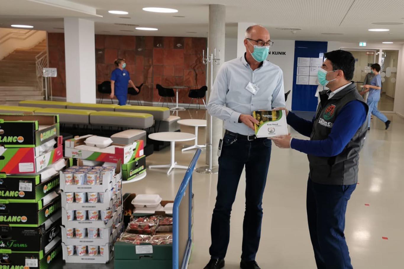 Coronavirusle mücadele eden sağlık personeline yemek ikramı
